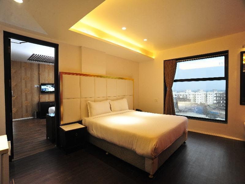 Grand Nakshatra Hotel Ānand Exterior foto